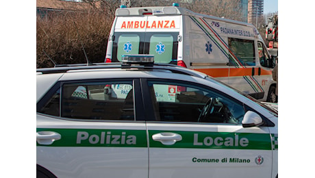 Mamma di 34 anni investita e uccisa da camion a Milano, autista è scappato