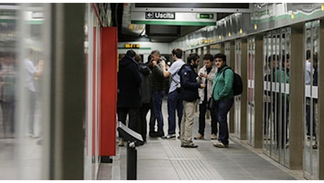 Aggressione nella metro C, accoltellato un 14enne: è caccia all'uomo. «Era ubriaco»