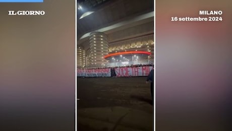 Milan, la Curva Sud contro la società. Striscioni e cori fuori da San Siro