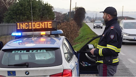 In auto contromano per 10 km, incidente frontale. Due feriti