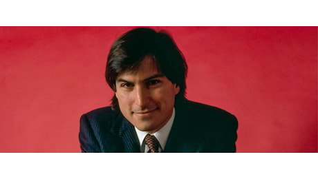 Apple mania: all'asta l'iconico vestito indossato da Steve Jobs nel 1984