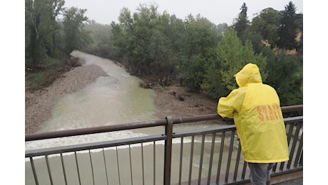 Maltempo, disagi da Nord a Sud. A Bologna evacuati i piani terra, esonda un fiume nell'Agrigentino