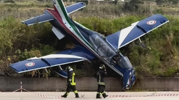 Paura per le Frecce Tricolori, contatto in volo e aereo fuoripista a Pantelleria - Telefriuli Paura per le Frecce Tricolori, contatto in volo e aereo fuoripista a Pantelleria - Telefriuli