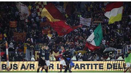 Contestazione a Roma nonostante la vittoria: i tifosi fischiano i calciatori sotto la curva dopo il 3-0