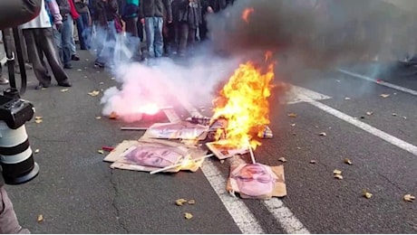 Torino, i manifestanti bruciano le foto di Meloni e Salvini