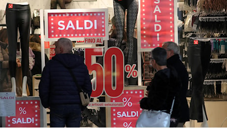 “Saldi”, la parola magica dal 4 gennaio invita allo shopping: previsti 313 milioni di spese