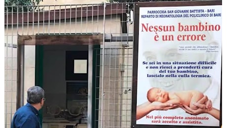 Neonato morto in culla termica, l'uomo che l'ha trovato: Pagherò il funerale, mi è crollato il mondo addosso