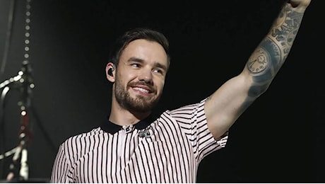 Morte di Liam Payne, il cantante ex One Direction aveva provato a lottare per il figlio Bear prima di cadere? E spunta il video del (falso) funerale...