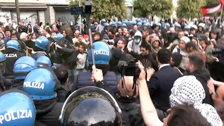 Vetrine rotte e minacce alla premier: tensioni a Milano al corteo proPal - L'Unione Sarda.it Vetrine rotte e minacce alla premier: tensioni a Milano al corteo proPal - L'Unione Sarda.it