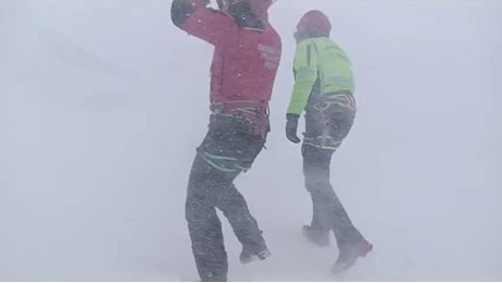 Neve e vento forte, sospese le ricerche degli alpinisti sul Gran Sasso