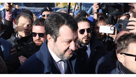 Open Arms, Salvini assolto perché il fatto non sussiste, standing ovation in aula
