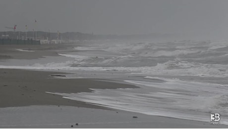 Cronaca meteo diretta - Maltempo sul nord della Toscana, mareggiata lungo la costa - Video