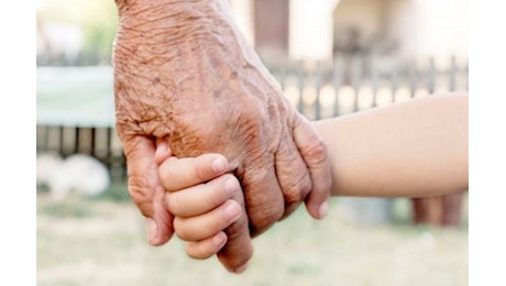 2 ottobre, i nonni: una complicità fatta di sorrisi, abbracci e parole non dette