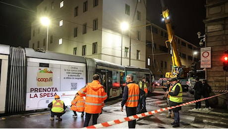 La giornata da incubo, Firenze: incidente tramvia. Maxi gru per rimuovere i vagoni, operazione durata ore