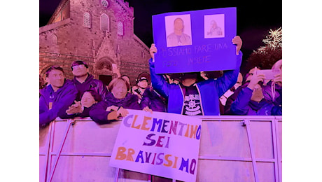 Piazza Duomo in attesa di Clementino, “da ore qui per conquistare la prima fila” VIDEO