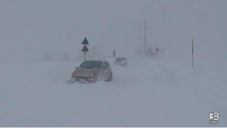 Cronaca METEO: troppa neve, auto bloccate nell'aquilano. VIDEO