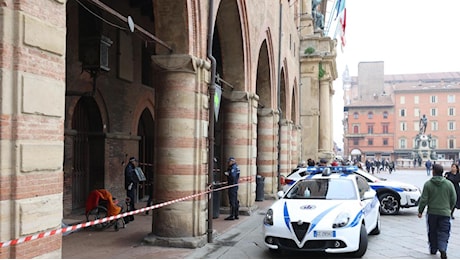 Bologna, donna con disabilità trovata morta sotto il portico di Palazzo d'Accursio