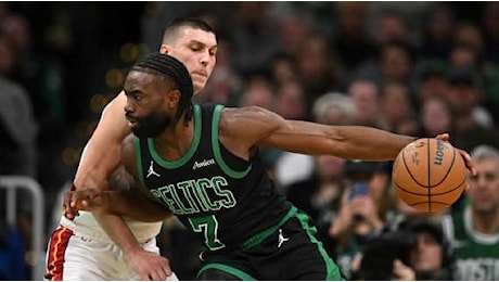 NBA - I Boston Celtics largheggiano contro i Miami Heat