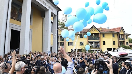 Lorenzo adesso vola in alto. Palloncini, trombe e messaggi. I compagni salutano il 12enne