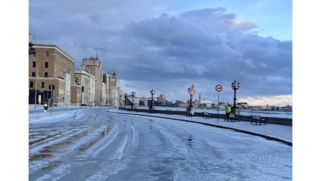 Bari si sveglia con la grandine (che sembra neve): lungomare imbiancato e problemi al traffico