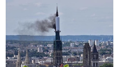 Francia, incendio su una guglia della cattedrale di Rouen. VIDEO