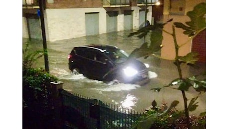 Maltempo, strade allagate a Modena. Nuova Estense in tilt