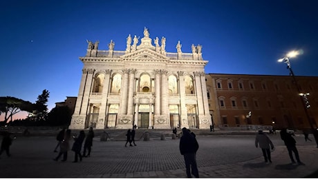 Giubileo, il Vicario di Roma Reina apre la Porta santa in Laterano