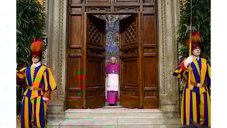 Extra Omnes. I cardinali chiusi in Sistina, inizia il Conclave
