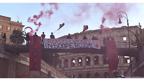 Sciopero generale, studenti con lo striscione “Block Friday” davanti al Colosseo – Video