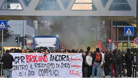 In centinaia al corteo contro il Cpr di Torino, bombe carta contro la polizia