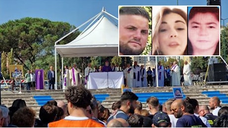 In centinaia ai funerali delle tre vittime di Scampia