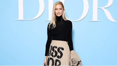 Beatrice Borromeo, rivoluzione di stile a Parigi: niente tacchi e gonna a pieghe per la sfilata Dior