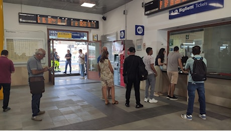 Treno merci deragliato a Centola, linea sospesa nel Cilento fino al 26 luglio e disagi ai viaggiatori