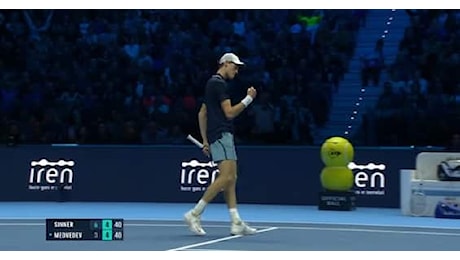 Atp Finals, Sinner incanta con Medvedev: punto e standing ovation. Video