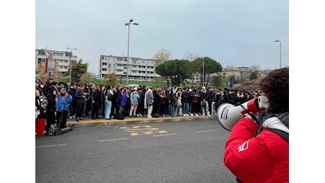 Studenti del Serpieri in sciopero contro la preside. Un ragazzo, “convocato”: intervengono i carabinieri