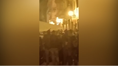 Gli alpini intonano la canzone fascista “Faccetta nera” durante il raduno di Biella. Pd: “Insulto alla memoria”