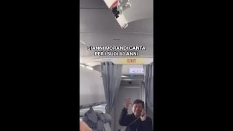 Gianni Morandi compie 80 anni e intona una canzone sull'aereo per Lisbona