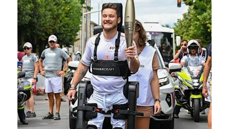 La camminata con l’esoscheletro di questo ex tennista paraplegico portando la fiamma olimpica ti emozionerà