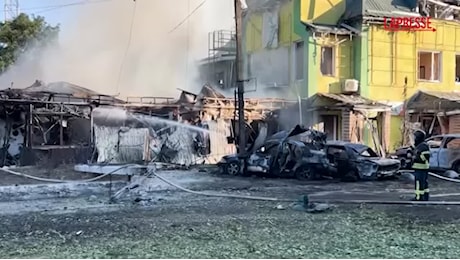 VIDEO Ucraina, 7 morti in raid russo su Zaporizhzhia: le immagini della devastazione