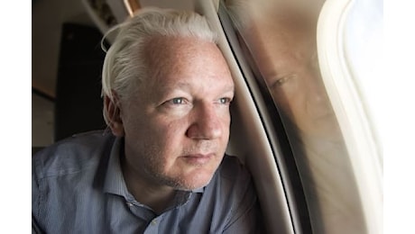 Julian Assange ha patteggiato negli Usa, è in volo per l'Australia
