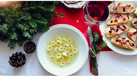 Natale e Vigilia, cosa c'è sulla tavola degli italiani: la classifica dei cibi più venduti, dai tortellini al panettone