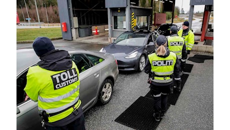 L'Olanda rimette i controlli ai confini: area Schengen sospesa per sei mesi. E la Norvegia proroga le verifiche alle frontiere