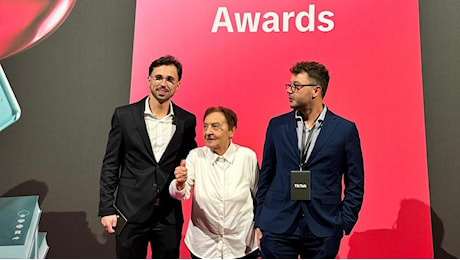 Nonna Silvi ai Tik Tok awards. Per premiare i vincitori