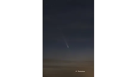 La cometa del secolo incanta la Puglia. Immagini mozzafiato dal Gargano al Salento