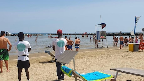 Tragedia in spiaggia a Falconara: un bimbo di 12 anni è morto annegato