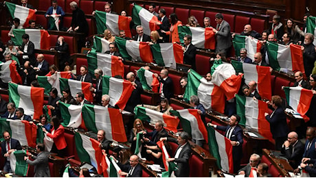 Autonomia, bagarre in aula le opposizioni con il tricolore. Calderoli: “Vado avanti”