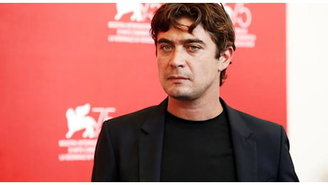 Riccardo Scamarcio a Belve, il dettaglio (quasi invisibile) dell'orecchio che ha insospettito i telespettatori