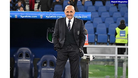 HALL OF FAME - Italia, il c.t. Luciano Spalletti mostra una maglia con i colori del Napoli: I tifosi volevano vincere a tutti i costi