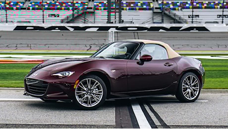La nuova Mazda MX-5 avrà un motore più potente e cambio manuale