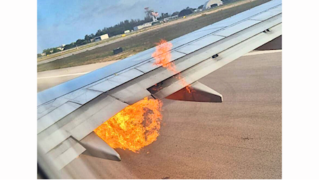 Fiammata prima del decollo di un volo Ryanair, aereo subito evacuato